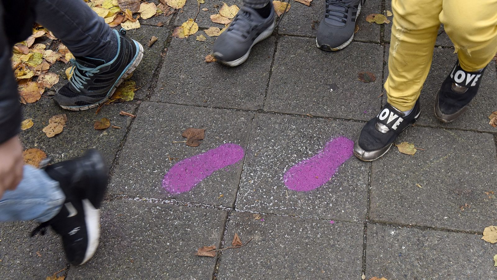 Lila Fußspuren zeigen den Kinderweg | Foto: Thomas Tröster / Stadt Mannheim