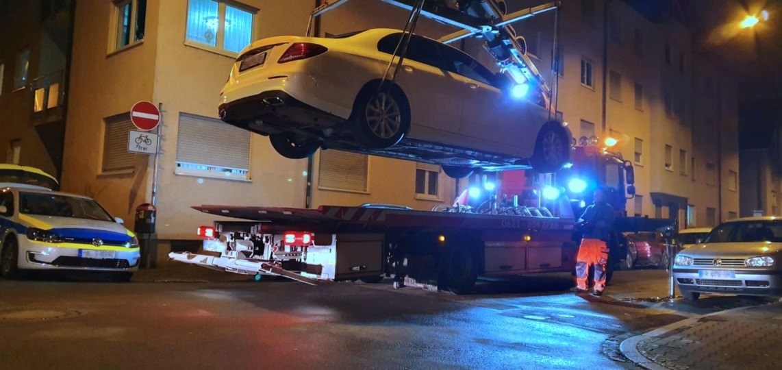 Dieses Fahrzeug stand ordnungswidrig im Fünf-Meter-Bereich einer Kreuzung und wurde daher abgeschleppt | Foto: Stadt Mannheim