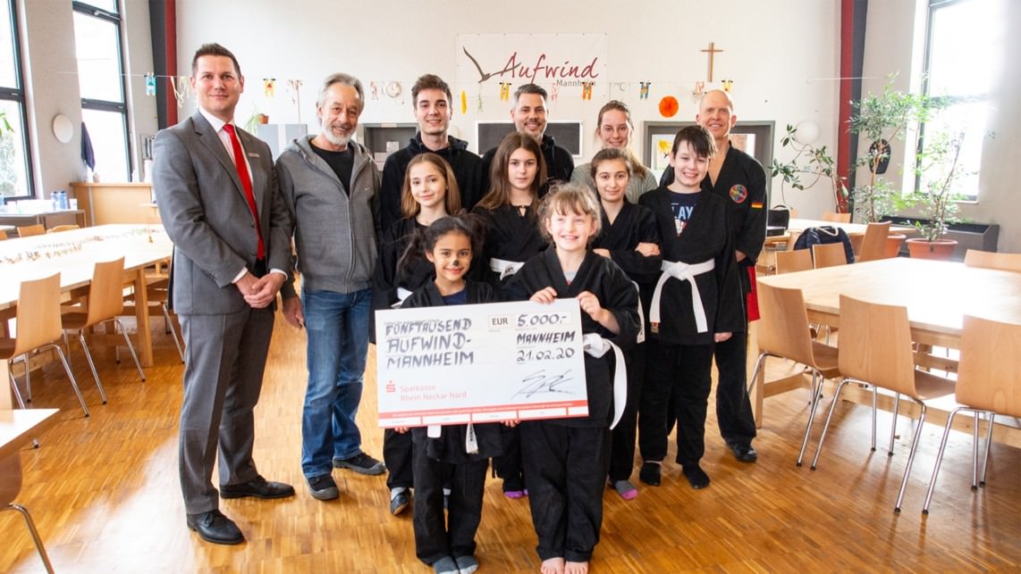 5000 Euro für Gewaltfreiheit: Joachim Freitag (l.) mit Stefan Semel (2. v. l.), Frank Herrmann (r.) sowie den Mitarbeitern und Kindern vom Aufwind e. V. | Foto: Sparkasse Rhein Neckar Nord