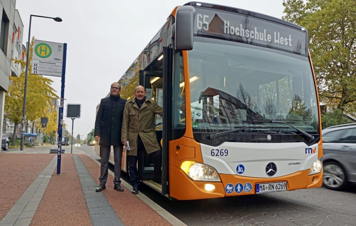 Erster Bürgermeister und ÖPNV-Dezernent Christian Specht und Christian Volz, Kaufm. Geschäftsführer der RNV, bei der Vorstellung der Linie 65 | Foto: Stadt Mannheim