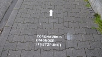 Auf den Boden aufgesprühte Markierungen, die den besten Weg von den Eingängen zum Corona Diagnose-Stützpunkt weisen | Foto: M. Schülke