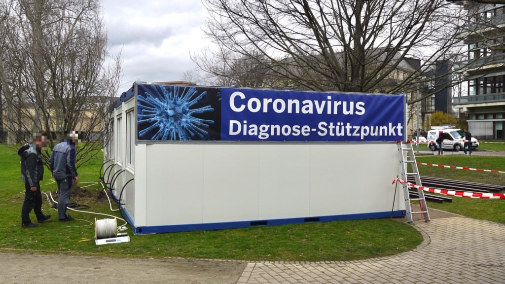 Am Corona Diagnose-Stützpunkt werden noch letzte Aufbauarbeiten verrichtet | Foto: M. Schülke