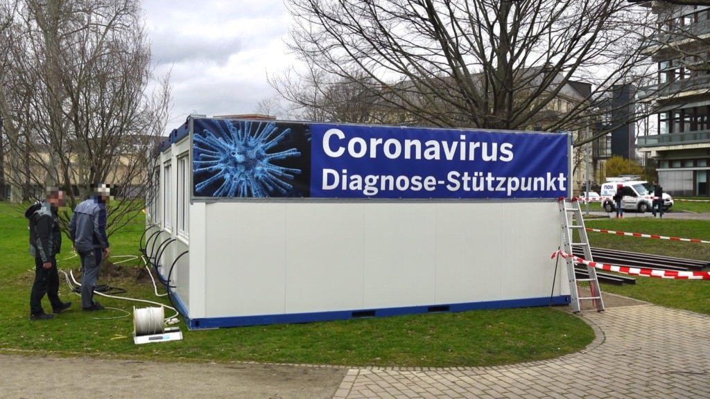 Letzte Aufbauarbeiten am Corona Diagnose-Stützpunkt Am Corona Diagnose-Stützpunkt werden noch letzte Aufbauarbeiten verrichtet | Foto: M. Schülke