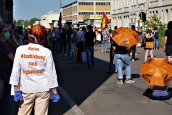 Demo vor der Landeserstaufnahme in der Industriestraße | Foto: Christian Ratz