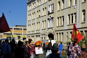 Demo vor der Landeserstaufnahme in der Industriestraße | Foto: Christian Ratz