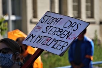 Demo vor der Landeserstaufnahme in der Industriestraße | Foto: Christian Ratz