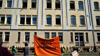 Demo vor der Landeserstaufnahme in der Industriestraße | Foto: Christian Ratz