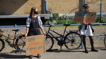 Demo vor der Landeserstaufnahme in der Industriestraße | Foto: Christian Ratz