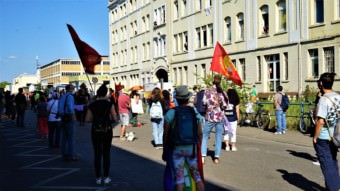 Demo vor der Landeserstaufnahme in der Industriestraße | Foto: Christian Ratz