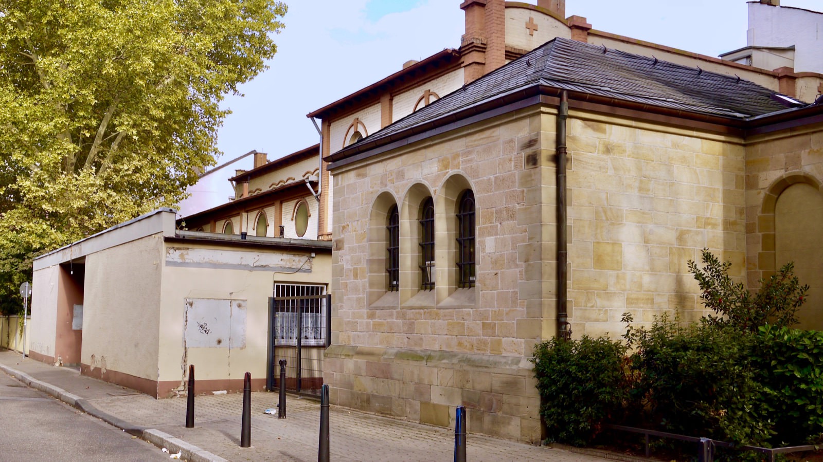 Der Kaisergarten hinter der Herz-Jesu-Kirche soll saniert werden | Foto: M. Schülke