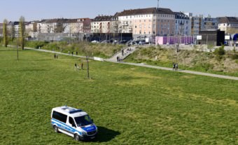 Polizeistreifen kontrollieren das Aufenthaltsverbot auf der nördlichen Neckarwiese | Foto: M. Schülke