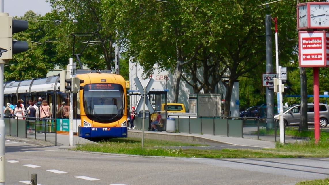 rnv strassenbahn haltestelle neuer messplatz p1030948 1142x642 - Ab Montag Maskenpflicht und fast wieder Normalfahrplan bei der RNV