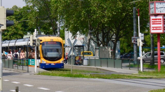 rnv-strassenbahn-haltestelle-neuer-messplatz-p1030948 Eine Straßenbahn an einer Haltestelle in der Neckarstadt (Symbolbild) | Foto: M Schülke