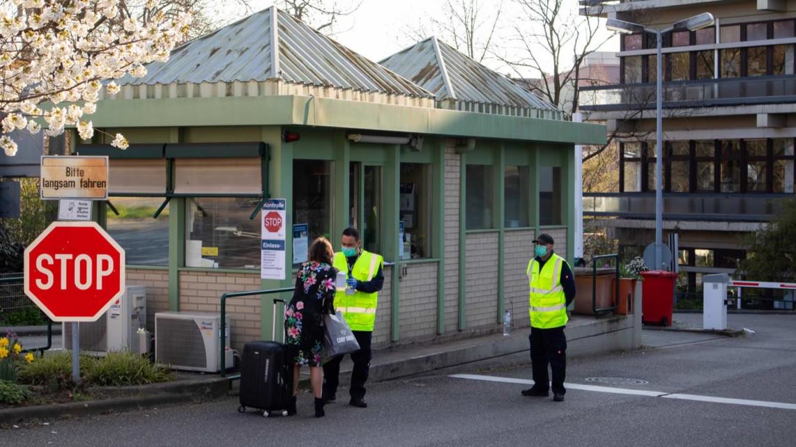 Zutritt nur noch für Berechtigte. In den Krankenhäusern hat der Ausnahmezustand bereits begonnen. Das Bild zeigt eine Zugangskontrolle am Universitätsklinikum | Foto: CKI