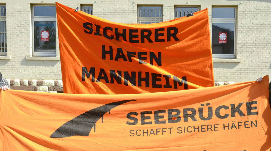 0001 152220 seebrucke menschenkette industriesrtasse 26.04.2020 copyright by helmut roos at web.de ausschnitt 1142x637 - Mannheim wird "sicherer Hafen"