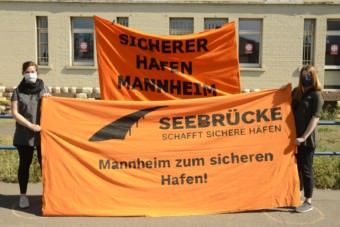 Demo vor der Landeserstaufnahme in der Industriestraße | Foto: Helmut Roos (helmut-roos@web.de)