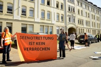 Demo vor der Landeserstaufnahme in der Industriestraße | Foto: Helmut Roos (helmut-roos@web.de)