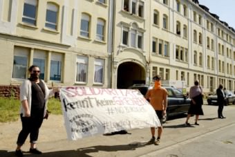 Demo vor der Landeserstaufnahme in der Industriestraße | Foto: Helmut Roos (helmut-roos@web.de)