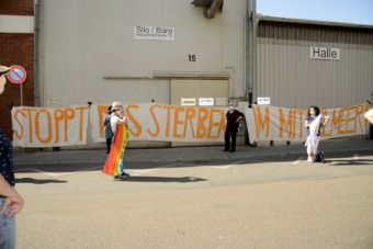 Demo vor der Landeserstaufnahme in der Industriestraße | Foto: Helmut Roos (helmut-roos@web.de)