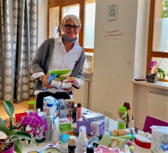 Ingrid Bosselmann-Weinland vom Lions Club mit Spenden | Foto: Diakonisches Werk Mannheim