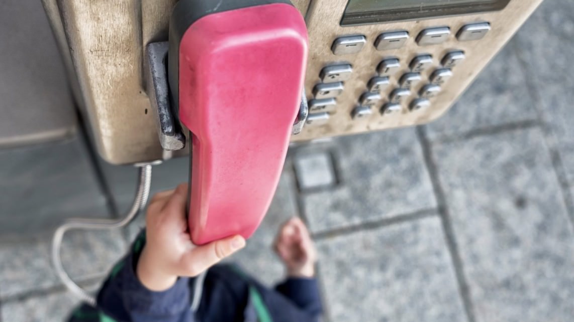 kinderhand an telefon symbolbild daniel nettesheim via pixabay 1142x642 - Städtisches Familientelefon eingerichtet