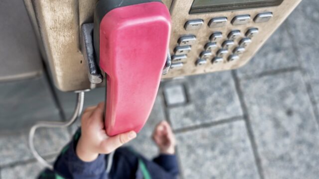kinderhand an telefon symbolbild daniel nettesheim via pixabay 640x360 - Städtisches Familientelefon eingerichtet