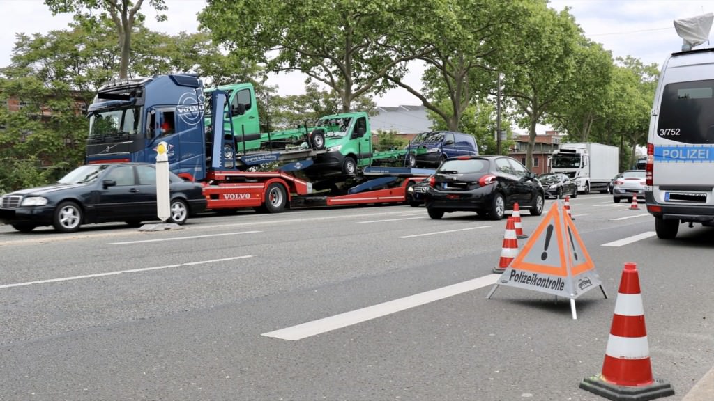 Schwerlastverkehrskontrollen auf der BBC-Brücke durch die Verkehrspolizei Mannheim | Foto: Stadt Mannheim