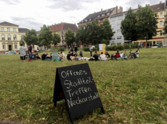 Um die 40 Interessierte versammelten sich beim Offenen Stadtteiltreffen (OST) auf dem Neumarkt | Foto: ewwe longt's