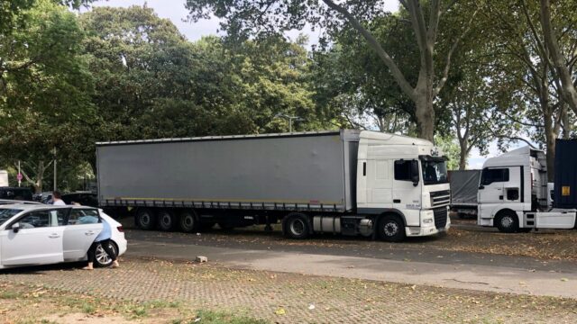 Seit langem ärgern sich Bürger*innen sowie Bezirkspolitiker*innen über die zahlreichen Lkws auf dem Parkplatz vor dem Herzogenriedbad | Foto: SPD Neckarstadt-Ost