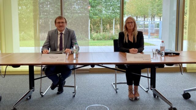 Karl-Heinz Frings, Geschäftsführer der GBG (l.) und die Compliance-Beauftrage Rebecca Gonzalez stellten die Ergebnisse der Prüfung ihrer internen Prozesse vor | Foto: M. Schülke