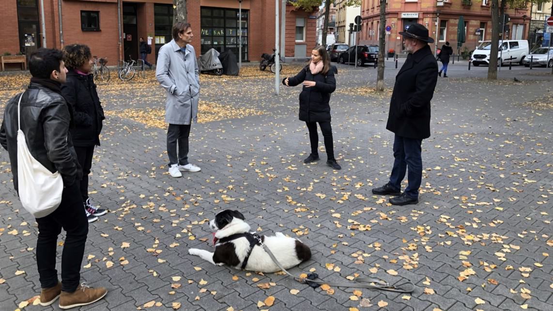 v.l.n.r.: Stadtrat Deniz Gedik, Quartiermanagerin Jennifer Yeboah, Polizeipräsident Andreas Stenger, Stadträtin Christina Eberle, Revierleiter Michael Müller | Foto: Grüne Mannheim 