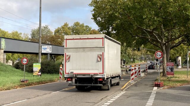 Die Stahlleitwände begrenzen die Zufahrt zur BBC-Brücke auf 2,10 Meter Breite | Foto: M. Schülke