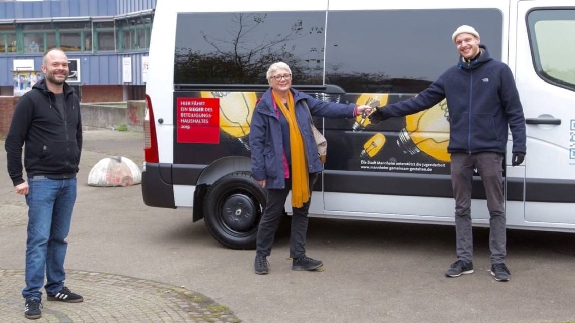 Petra Seidelmann von der Stadt Mannheim (Mitte) überreicht den Bus an Jan Sichau, Vorstand des Stadtjugendrings Mannheim e.V. (rechts). Links im Bild Ideengeber Andreas Lindemann | Foto: Stadtjugendring