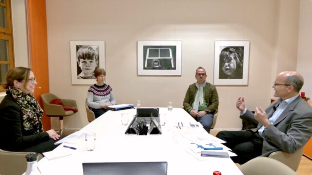 Im Online-Dialog (v.r.n.l.): Der Fachbereichsleiter Jugend- und Gesundheitsamt, Dr.  Peter Schäfer, Bildungsbürgermeister Dirk Grunert und die Fachbereichsleiterin Kindertagesstätten, Sabine Gaidetzka  beantworteten Fragen der Zuschauer*innen zum Thema Kitas und Corona | Screenshot: Stadt Mannheim