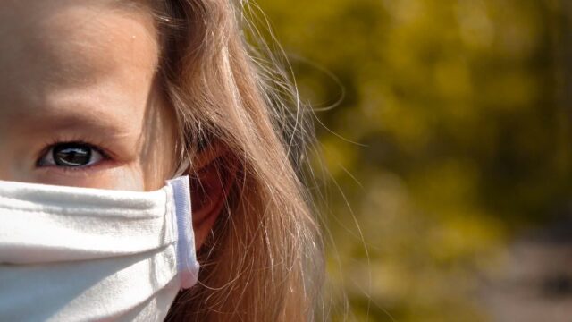 Auch Schulkindern wird das Tragen einer Maske empfohlen | Foto: Pedro Wroclaw (via Pixabay)