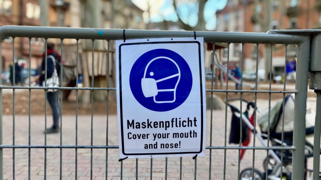 Seit geraumer Zeit gilt auch auf Spielplätzen Maskenpflicht | Foto: M. Schülke