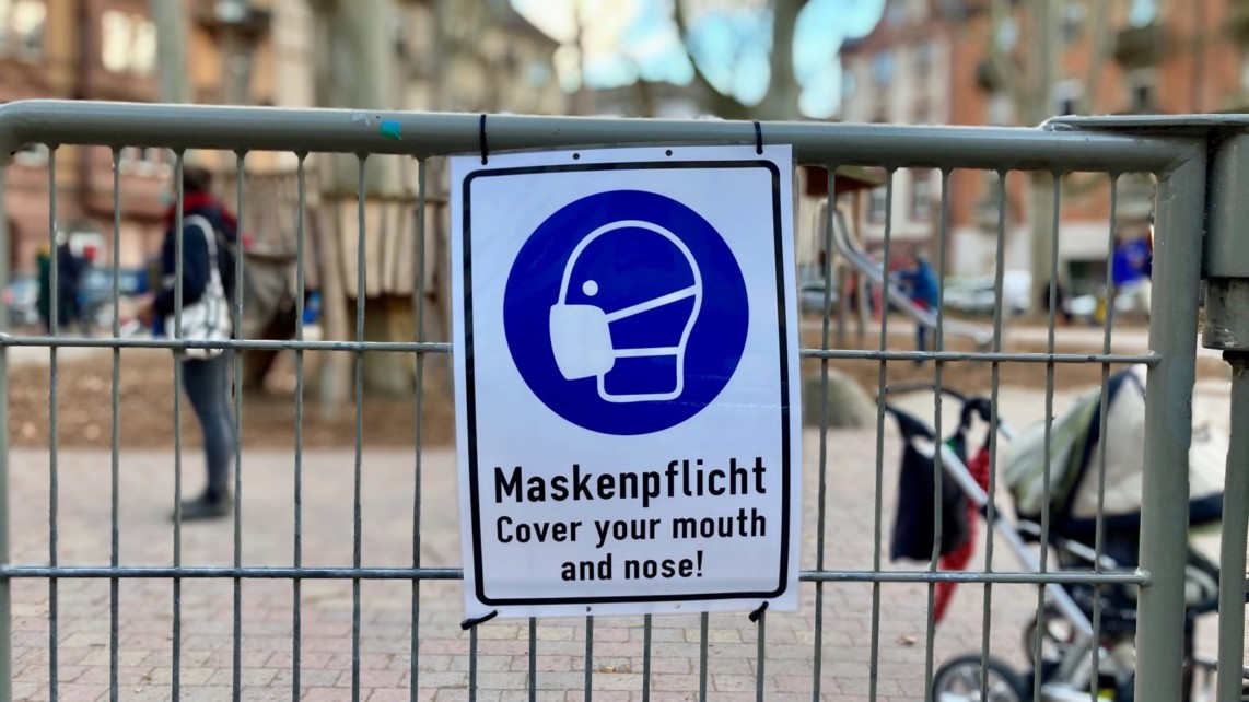 Seit geraumer Zeit gilt auch auf Spielplätzen Maskenpflicht | Foto: M. Schülke