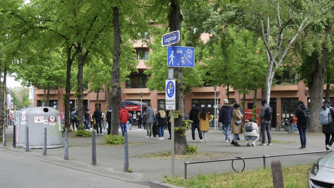 Am Mittwoch war die Schlange vor dem Bürgerhaus noch lang | Foto: M. Schülke