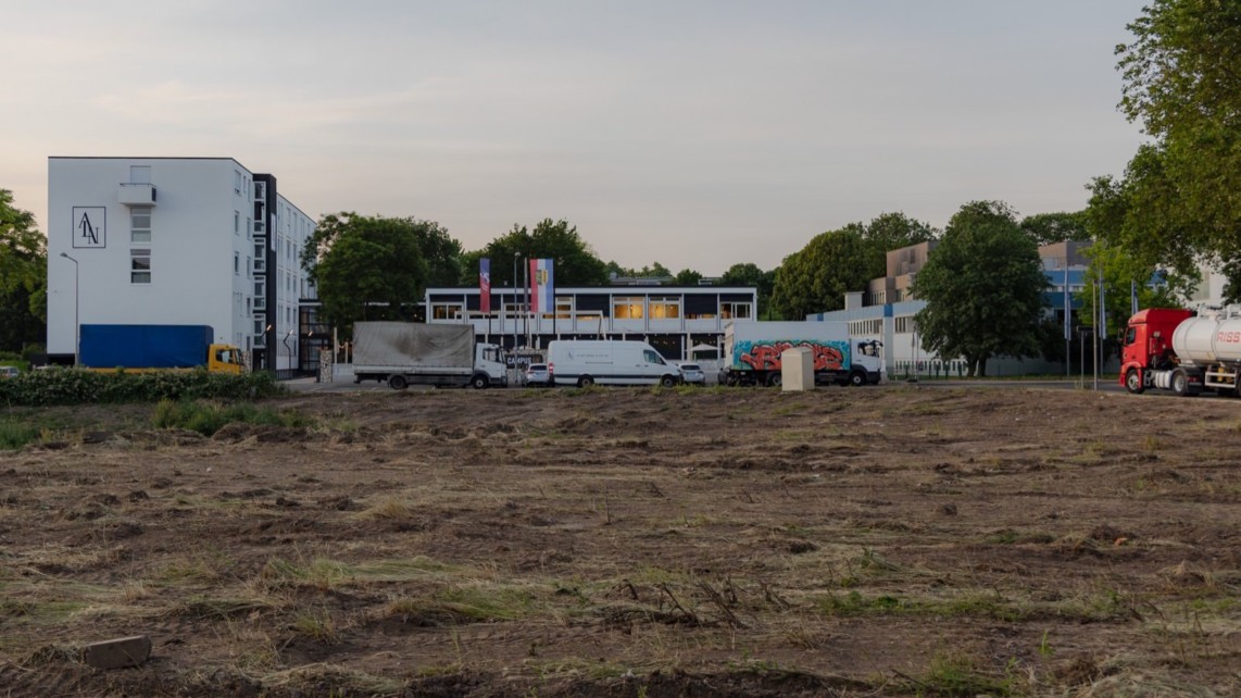 Das private Wohnheim gegenüber einer Brachfläche, die bald bebaut werden soll | Foto: CKI