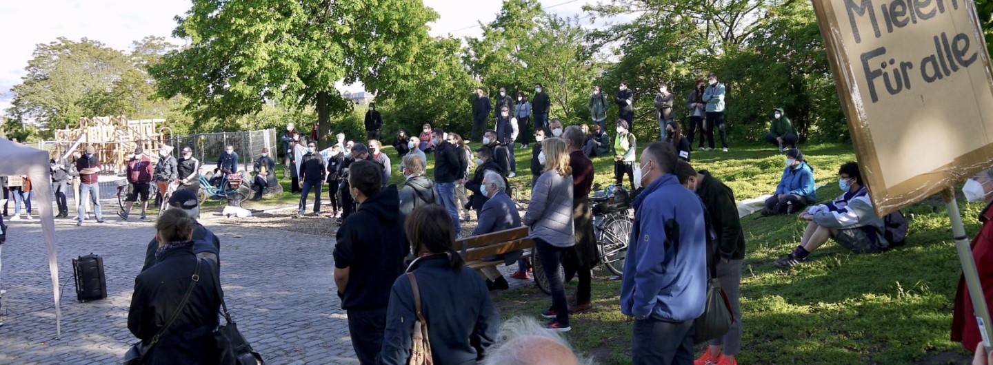 Knapp 150 Teilnehmende hielten unter den Augen der Polizei viel Abstand bei ihrem Protest | Foto: M. Schülke