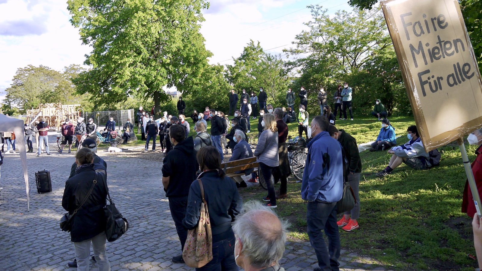 Knapp 150 Teilnehmende hielten unter den Augen der Polizei viel Abstand bei ihrem Protest | Foto: M. Schülke