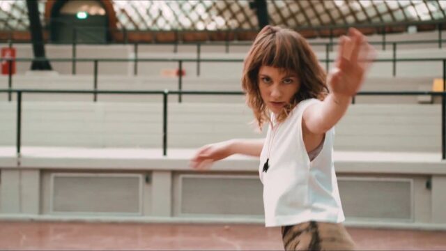 Henny Herz im Video zu "Walls Of Glass" in der Multihalle | Screenshot: YouTube