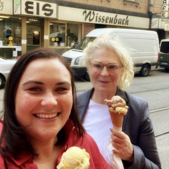 Eisessen fast wie in ihrer Kindheit. Die Bundesministerin gönnt sich eine "Eiszeit" | Foto: Isabel Cademartori