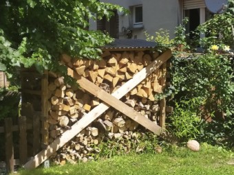 Das Holz vor der Hütte ist in der Bäckerweg-Siedlung nicht nur Zier | Foto: KHP