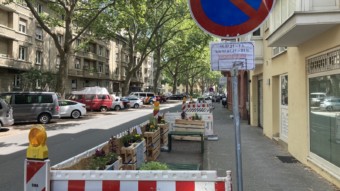 Statt Autos boten bereits im Juli zwei Parklets den Menschen Platz zum Verweilen an | Foto: M. Schülke