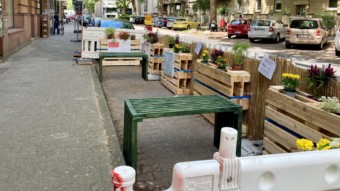 Statt Autos boten zwei Parklets den Menschen Platz zum Verweilen an. Für einen Kaffee zum Mitnehmen ideal | Foto: M. Schülke