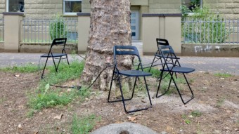 Eine einzelne, trostlos "bespielte" Baumscheibe gegenüber des Neubaus in der Langen Rötterstraße 66 | Foto: M. Schülke