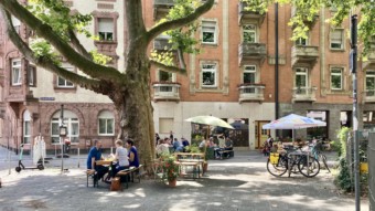 Am Clignetplatz wurde die Eichendorffstraße zwischen Spielplatz und Kleinem Café für Fußgänger*innen und Kinder geöffnet. Autos mussten draußen bleiben. Natürlich profitierte das Café davon, dass sich viele der verweilenden Menschen ein Eis, Kaffee und Kuchen holten, aber vor allem die Kinder des benachbarten Spielplatzes nutzten die Gelegenheit, so dass zeitweise alle Spielaktivitäten auf der Straße statt nebenan auf dem Spielplatz stattfanden | Foto: M. Schülke