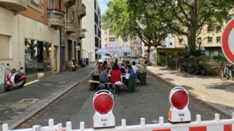 Am Clignetplatz wurde die Eichendorffstraße zwischen Spielplatz und Kleinem Café für Fußgänger*innen und Kinder geöffnet. Autos mussten draußen bleiben. Natürlich profitierte das Café davon, dass sich viele der verweilenden Menschen ein Eis, Kaffee und Kuchen holten, aber vor allem die Kinder des benachbarten Spielplatzes nutzten die Gelegenheit, so dass zeitweise alle Spielaktivitäten auf der Straße statt nebenan auf dem Spielplatz stattfanden | Foto: M. Schülke