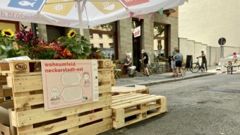 Am Clignetplatz wurde die Eichendorffstraße zwischen Spielplatz und Kleinem Café für Fußgänger*innen und Kinder geöffnet. Autos mussten draußen bleiben. Natürlich profitierte das Café davon, dass sich viele der verweilenden Menschen ein Eis, Kaffee und Kuchen holten, aber vor allem die Kinder des benachbarten Spielplatzes nutzten die Gelegenheit, so dass zeitweise alle Spielaktivitäten auf der Straße statt nebenan auf dem Spielplatz stattfanden | Foto: M. Schülke